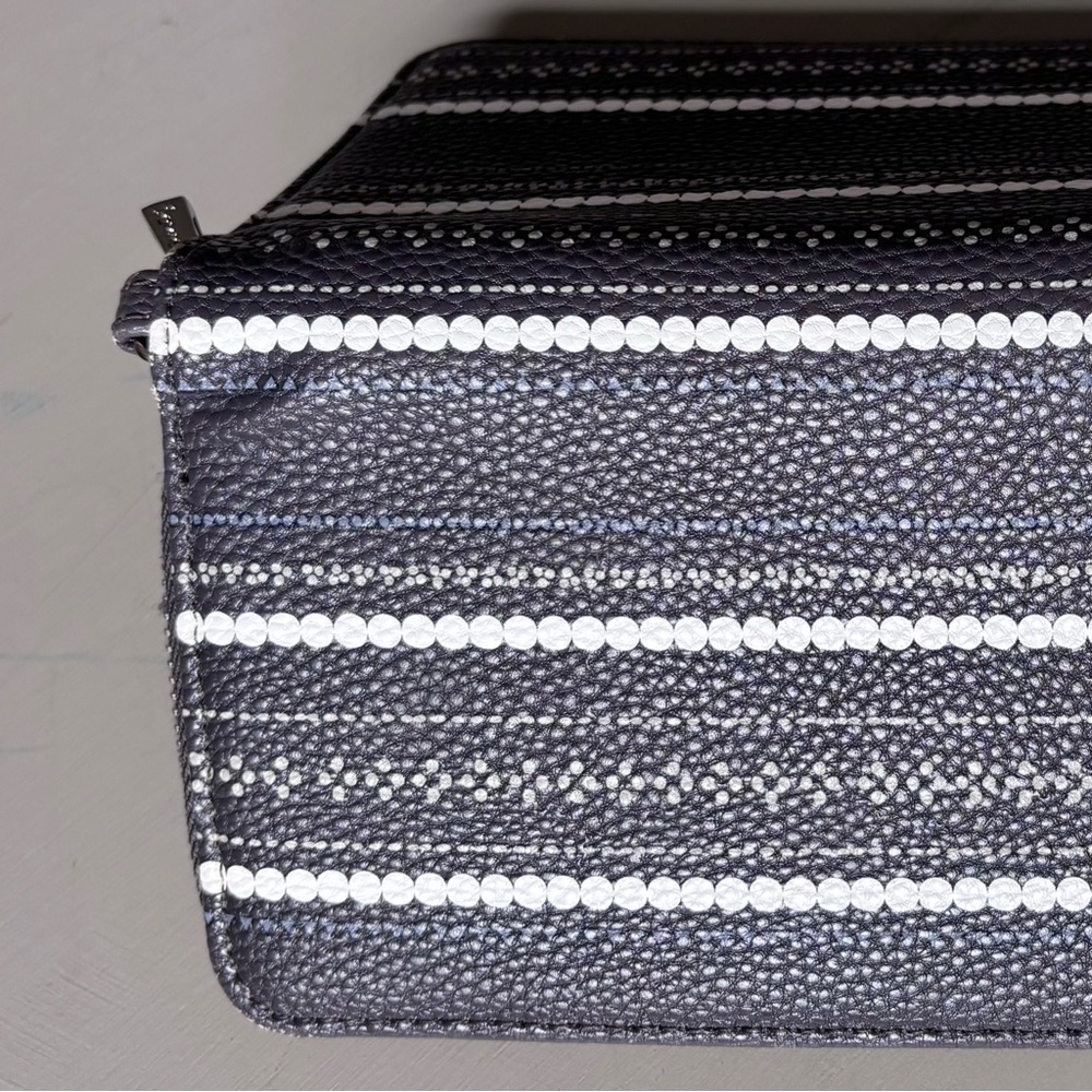 Stylish Gray Wallet With Patterned Design - image 6